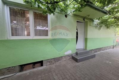 Doua case de vanzare in aceeasi curte, in zona Sub Arini - 11