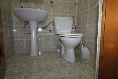 Apartament 3 camere, decomandat, etaj 3, strada 23 August - 7