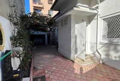 Casă cu 3 camere cu Canalizare în P-ța Muncii - 1