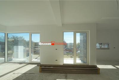 RESEDINTA CU TENDINTE CONTEMPORANE INTR-UN ANSAMBLU NOU DE V - 9