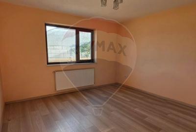 Casă cu 5 camere cu Teren 1192 Mp în Crevedia - 12