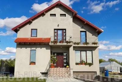 Vand casa cu 5 camere 4500 mp teren, iaz cu populat cu pe?te in Tecuci