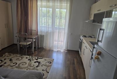 Garsonieră decomandată în Roșu