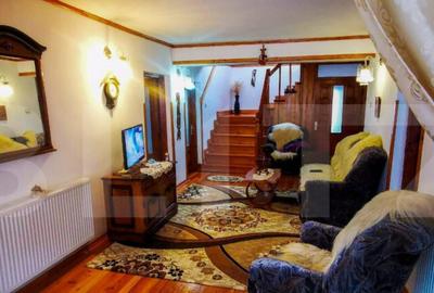 Casă cu 6 camere cu Teren 1000 Mp în Central