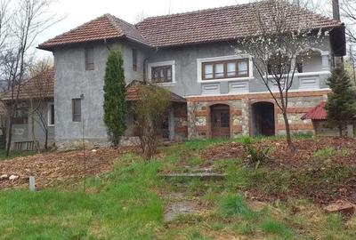 Casă cu Teren 1366 Mp în Central - 1