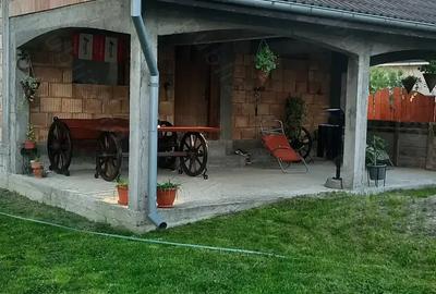 Casa la rosu cu teren 1000mp Rm.Valcea
