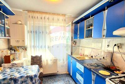 Apartament cu 3 camere semidecomandat în Micro 5