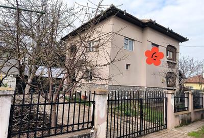 Casă cu 4 camere cu Canalizare în Central - 1