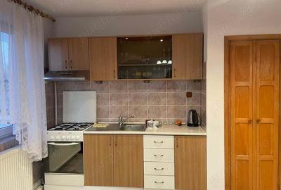 Florilor,3 camere semidecomandat, etaj 4, dormitor,2 bai, balcon, apart. mobilat si utilat,300 euro - 1