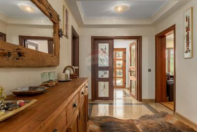 Vilă cu parc, piscină, jacuzzi și foișor, panouri fotovoltaice - 6