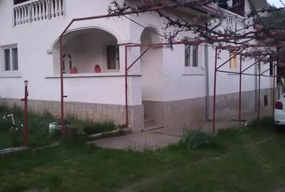 Casă cu 4 camere cu Teren 2400 Mp în Bezdead