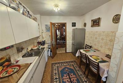 Apartament cu 4 camere decomandat în Micro IV - 10