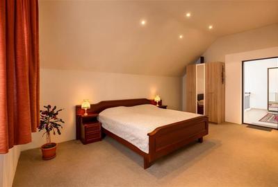 Casă individuală cu 6 camere cu Canalizare în Schei - 2