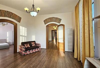 Apartament cu 3 camere semidecomandat, mobilat în Central