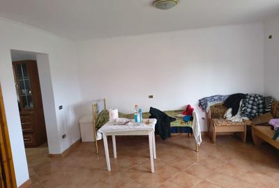 Casă cu 4 camere în Răstoaca - 2