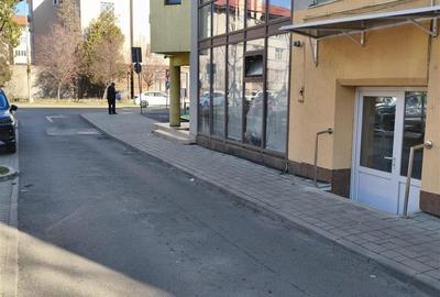 Spațiu comercial, de 25 mp, în Central - 3