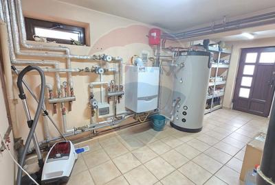 Casă cu 7 camere cu Teren 1371 Mp în Nord-Est - 46