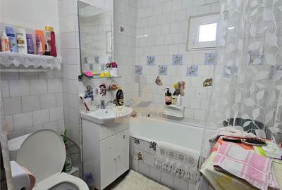 Apartament cu 3 camere decomandat în Albești