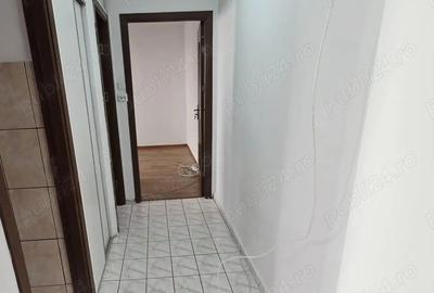 Vand apartament cu 3 camere semidecomandat ,etaj 1 - 1