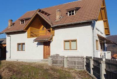 Casă cu 7 camere cu Teren 1362 Mp în Malu cu Flori - 2