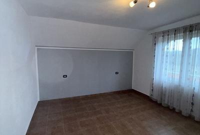Casă cu 6 camere cu Teren 5600 Mp în Golești - 10