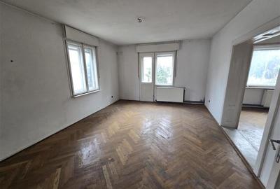 Imobil cu potential, constructie solida cu 2 apartamente,+demisol si garaj, Bras - 2