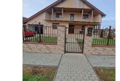 Casă cu 4 camere în Aluniș - 1