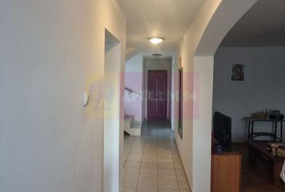 Casă cu 5 camere cu Teren 2875 Mp în Roata de Jos - 3