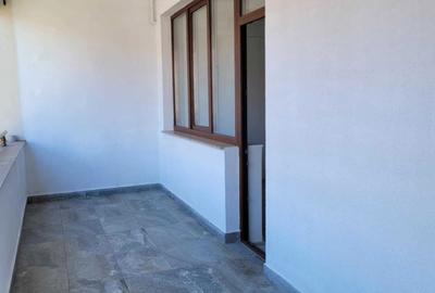 Apartament cu 3 camere decomandat în Tractorul - 2