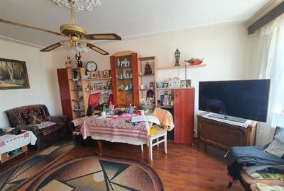 Apartament cu 3 camere decomandat, mobilat în Broșteni