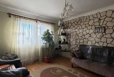 Apartament cu 4 camere decomandat în 1 Mai - 9