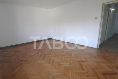 Apartament cu 3 camere decomandat, mobilat în Ștrand