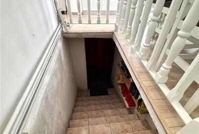 Casa in apreciabil potential,cu terase, curte,gradina echipata,2 pivnite,Str. Ro - 24