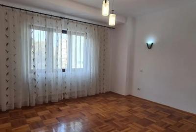 Apartament cu 4 camere decomandat, mobilat în Armeneasca