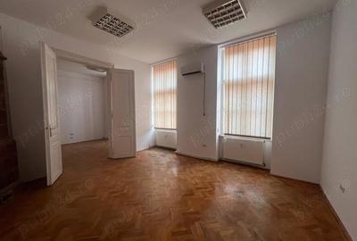 Apartament cu 3 camere semidecomandat în Central - 1