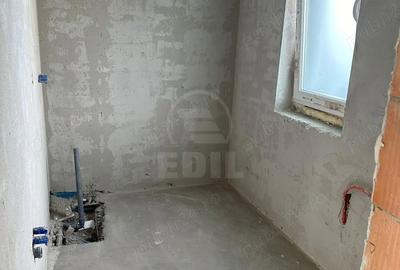 Casă cu 5 camere cu Teren 380 Mp în Luna - 1