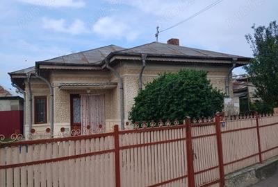 Casă cu 5 camere cu Teren 3000 Mp în Central - 1