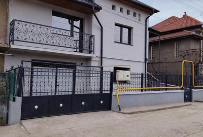 Casă cu Teren 275 Mp în Central - 1