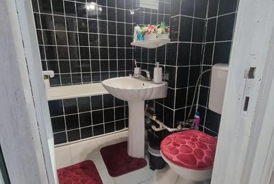 Apartament cu 3 camere semidecomandat în Micro 17