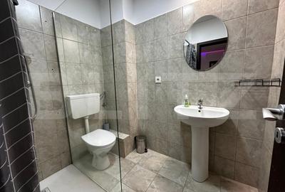 Apartament spatios de inchiriat - 3 camere, 2 bai, balcon - etaj 1, bloc nou - 8