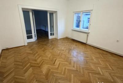 Casă cu 4 camere cu Canalizare în Central - 1