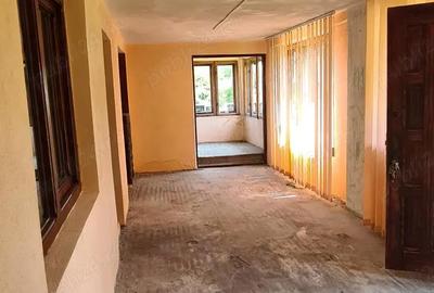 Casă cu Teren 9338 Mp în Trocani - 1