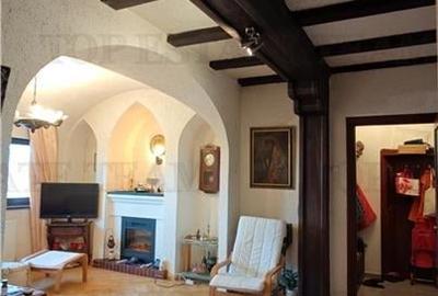 Apartament de 3 camere ultracentral, 2 intrari, lift cu acces privat, pod pentru - 2