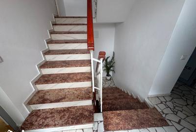 Casă cu 8 camere cu Canalizare în Cotroceni - 3