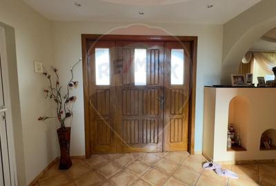 De vanzare 2 Corpuri de Casa si Teren 1388 mp in Geamana, Bradu - 4