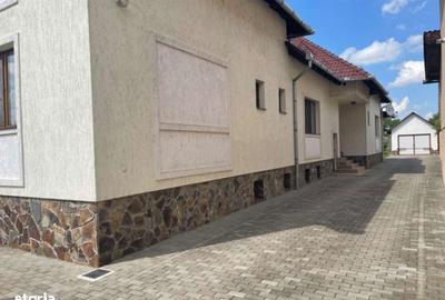 Casă cu 4 camere decomandat în Orlat - 10