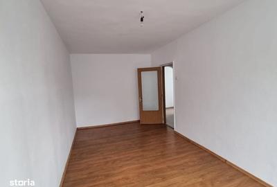 Apartament cu 2 camere decomandat în Nicolina