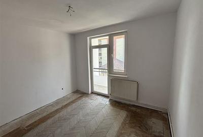 Regim vila, renovat, cu: balcon, acces pod, boxa, Central, Brasov - 1