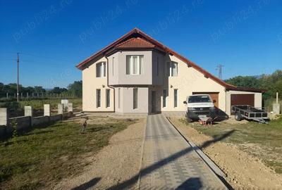 Vila noua, eleganta, in Caransebe?, cartier Teiu?, drumul spre Manastire