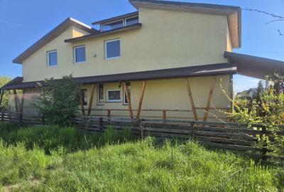 Casă cu 4 camere în Măgura